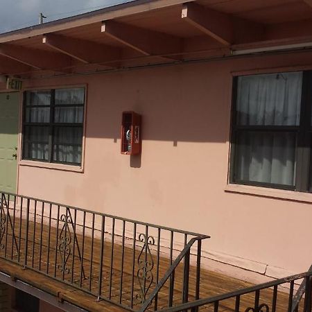 וסט פאלם ביץ' Helen Apartments & Motel מראה חיצוני תמונה